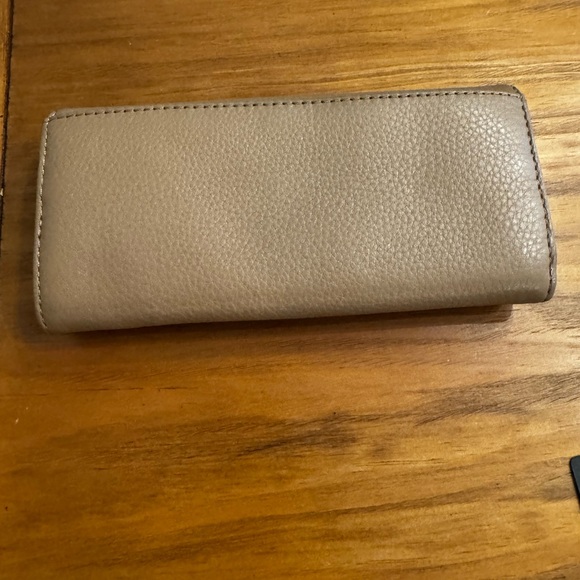 Michael Kors Fulton Tan & Gold Leather Wallet - Picture 2 of 13